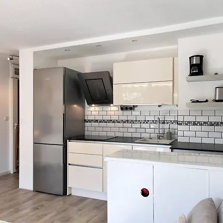 T2 Climatisé Avec Piscine, Terrasse, Parking Et Wi-fi - 4 Couchages, - Fr-1-251-540 * Le Lavandou