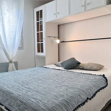 T2 Climatisé Avec Piscine, Terrasse, Parking Et Wi-fi - 4 Couchages, - Fr-1-251-540 * Le Lavandou